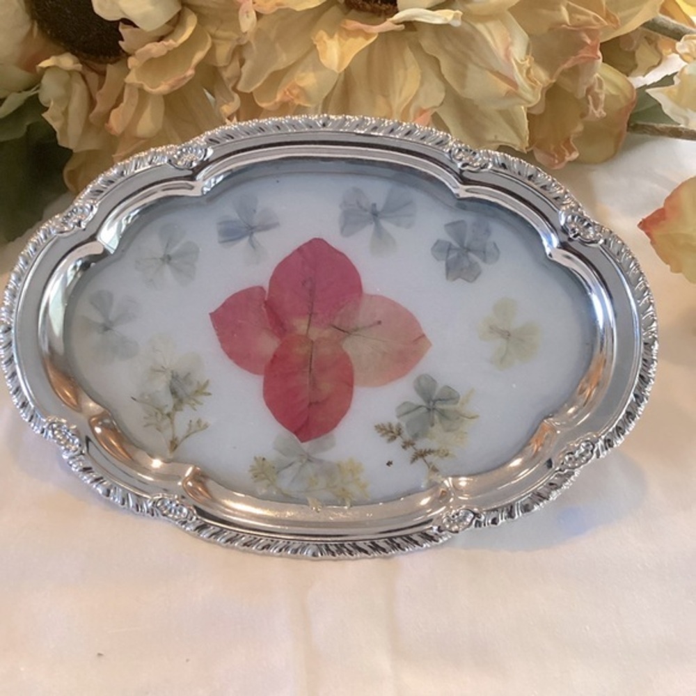 Small Handmade Scalloped Dried Flowers in Resin Trinket Curio Decorative Tray
